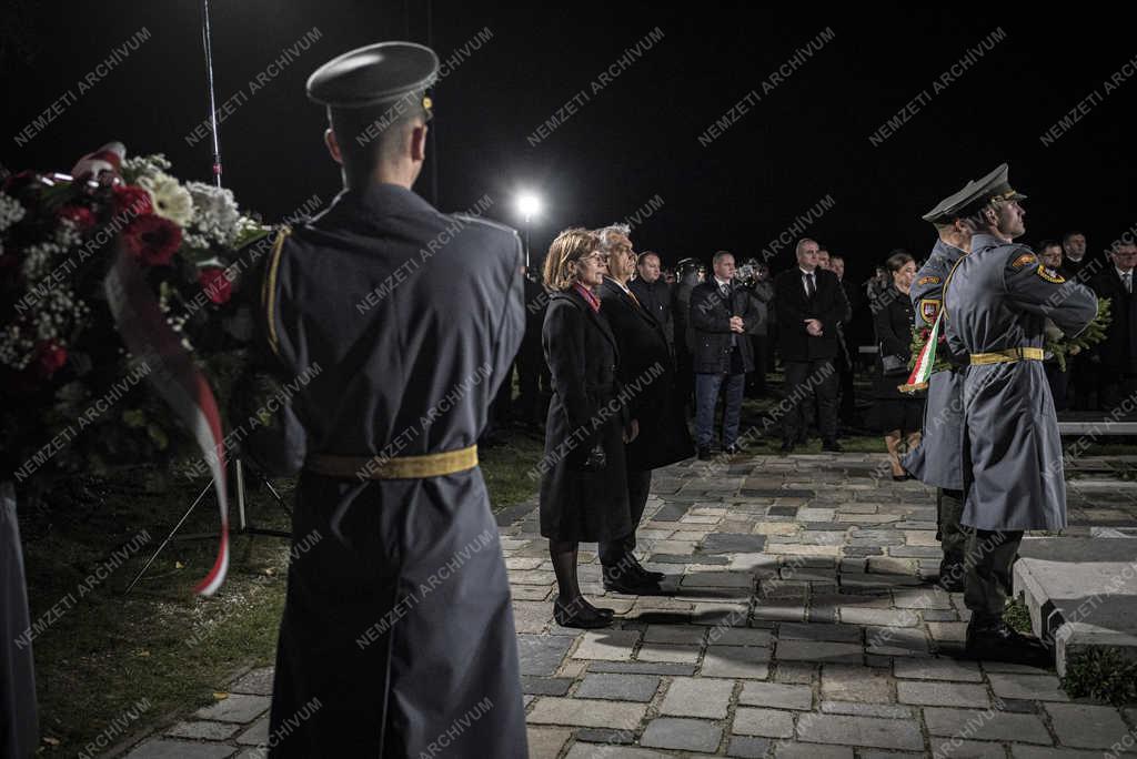 Orbán Viktor a bársonyos forradalom 30. évfordulója alkalmából rendezett koszorúzáson Dévényben  