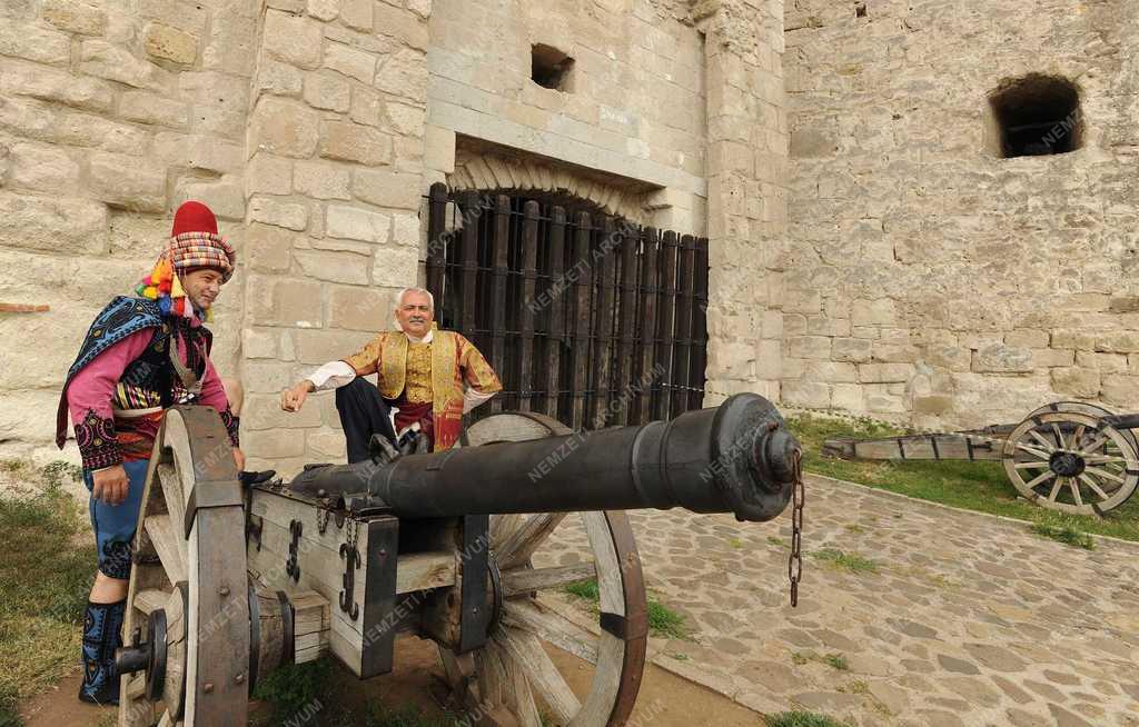 Hagyomány - Jelmezes hagyományőrzők az egri várnál