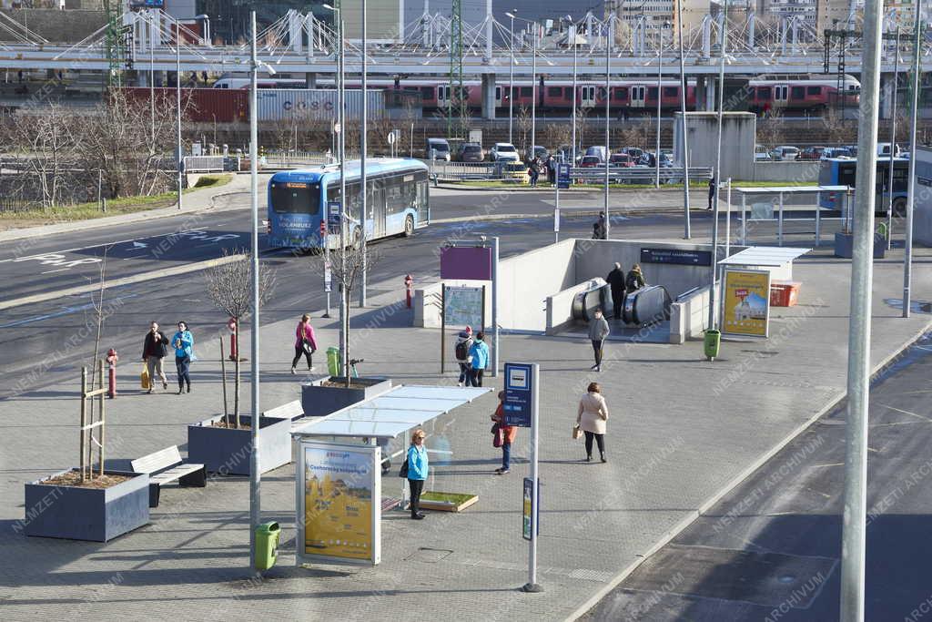 Közlekedés - Budapest - BKk buszvégállomás a Kelenföldi vasútállomásnál