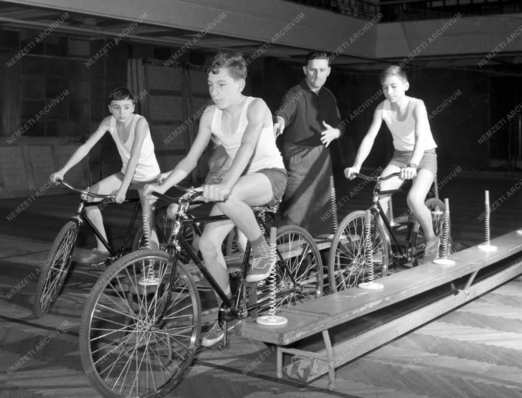 Sport - Oktatás - Speciális kerékpárokon edzenek a sportiskolások