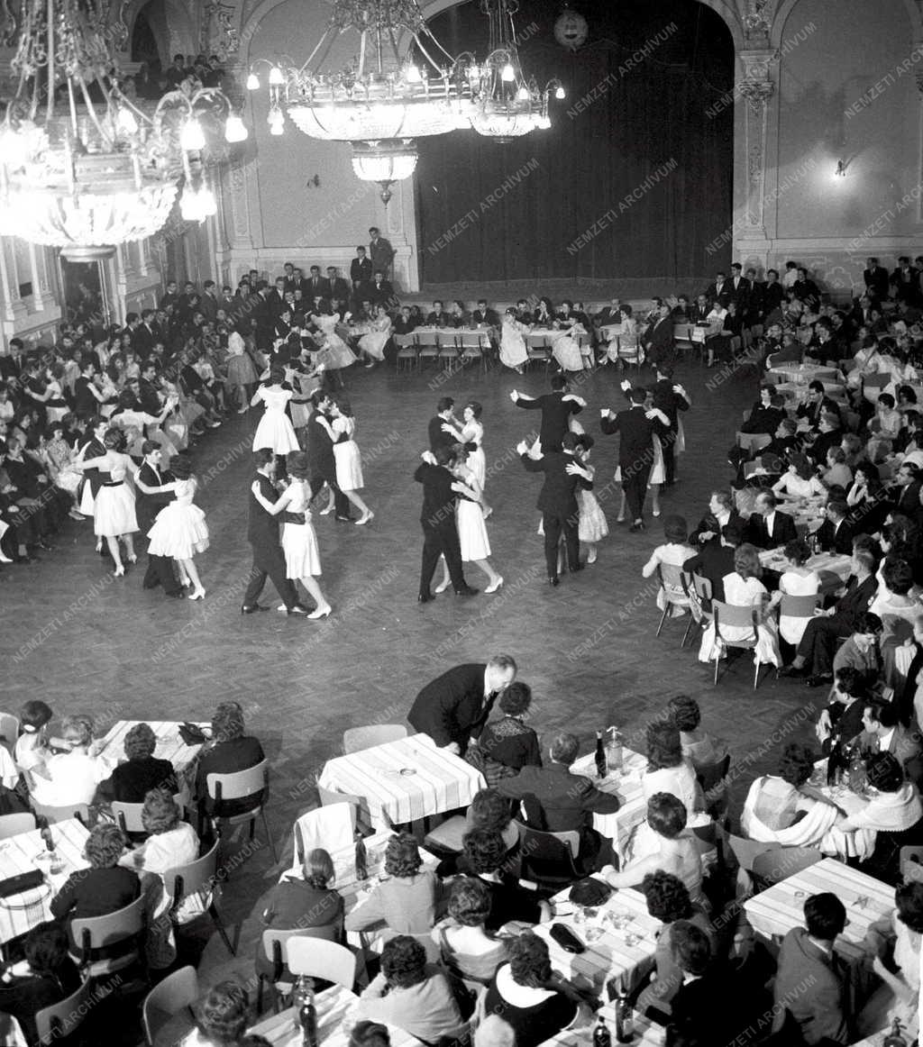 Színes - Farsangi bál  