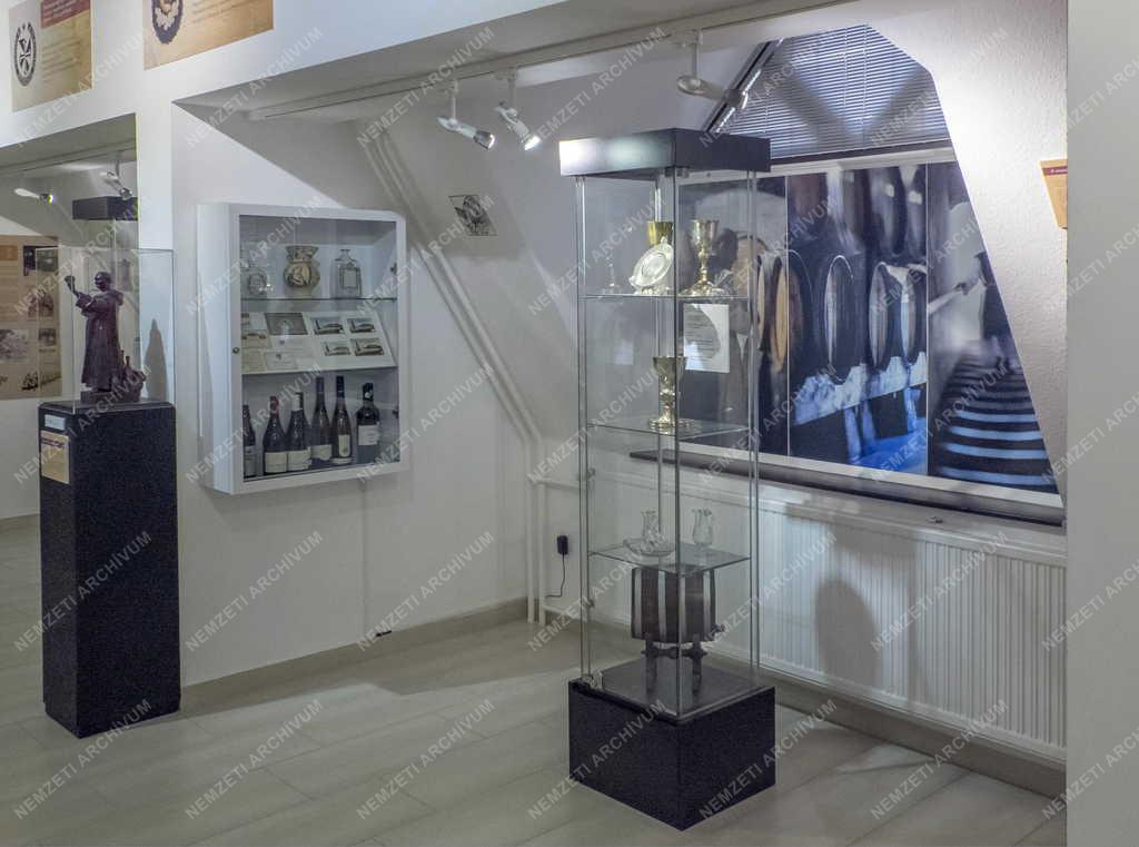 Kiállítás - Budapest - A Szerzetesek asztalánál című kiállitás