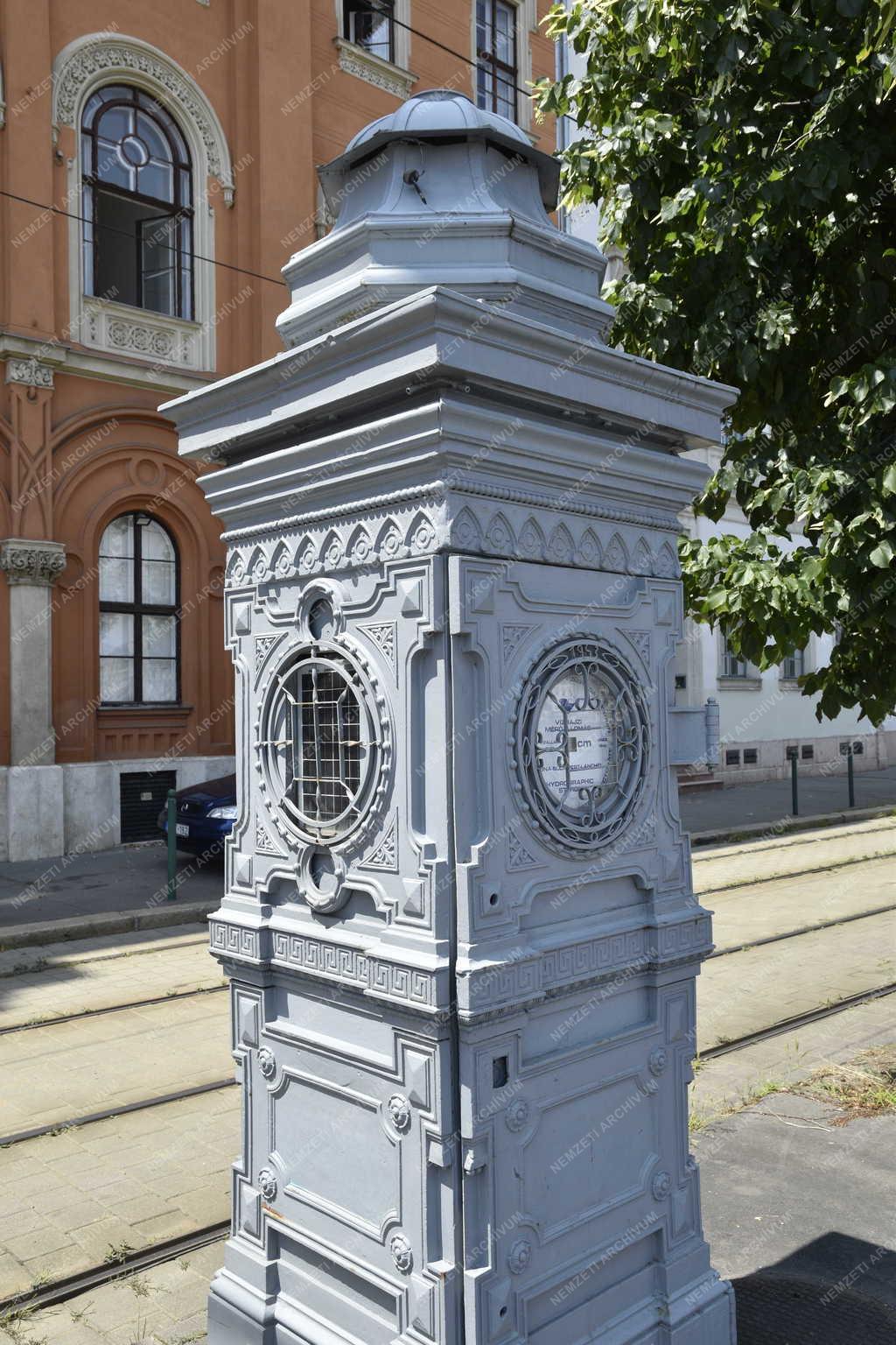 Folyó - Budapest - Vízmagasság mérő a Duna-parton