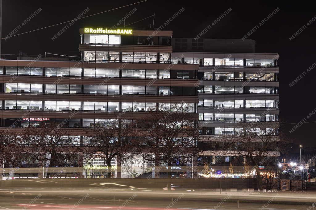 Városkép - Budapest - Esti kivilágításban az Agora Budapest irodaépület komplexum