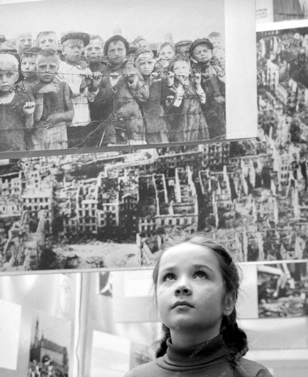 Kultúra - Fotókiállítás - Varsó tegnap és ma 