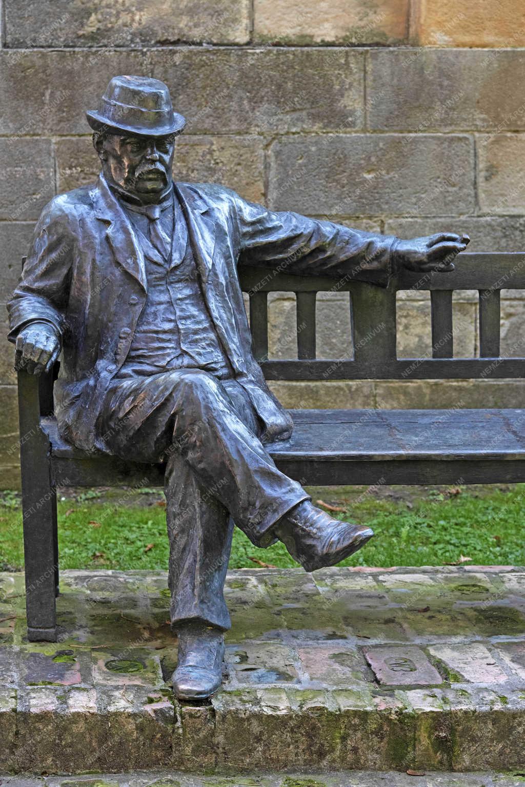 Köztéri szobor - Horpács - Mikszáth Kálmán 