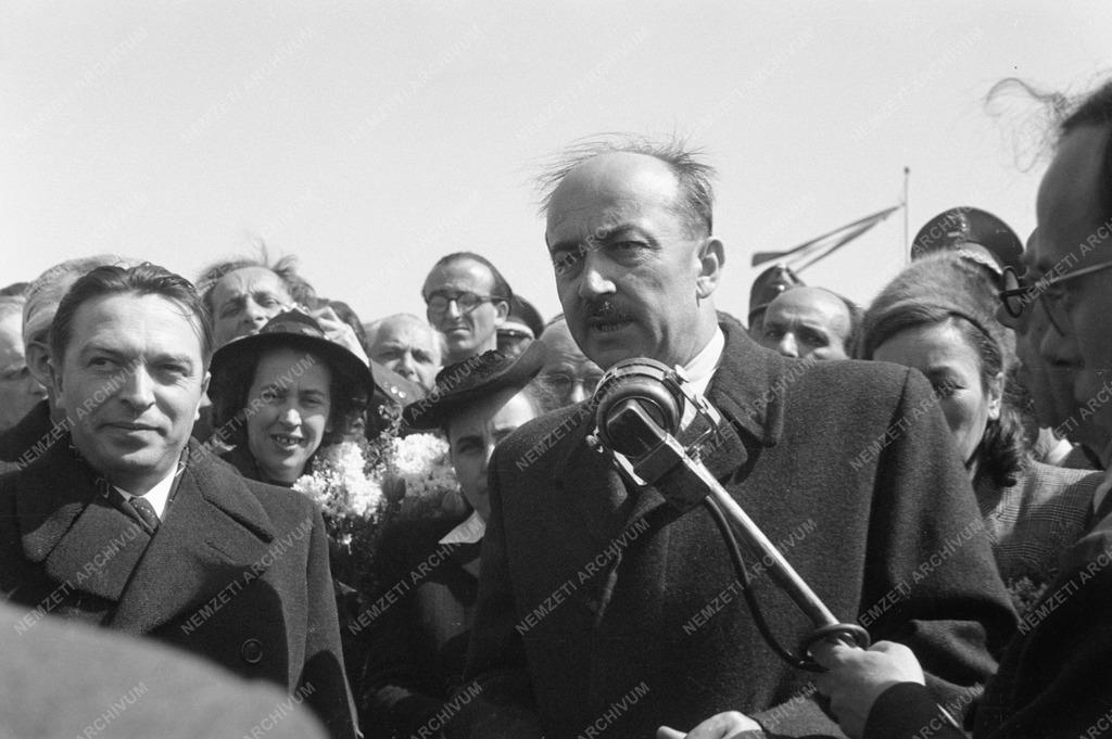 Nagy F. megérkezik Moszkvából