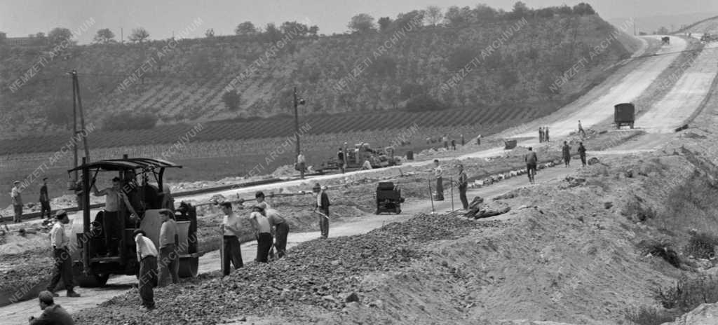 Közlekedés - Épül az autópálya Budaörsnél
