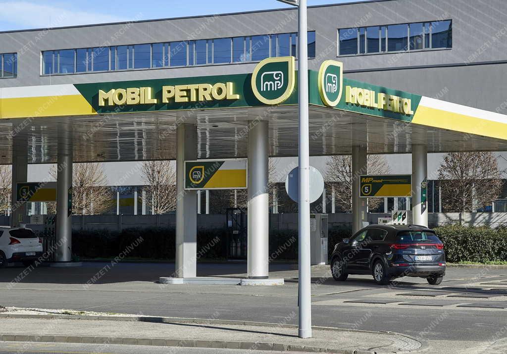Közlekedés - Energia - Mobil Petrol benzinkút Kőbányán