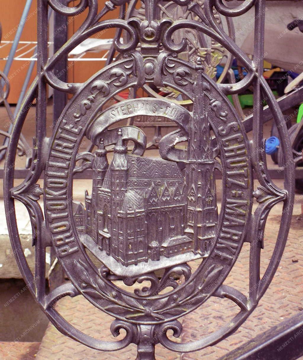 Érdekesség - Zebegény - Lépcsőfeljárat varrógéplábakból