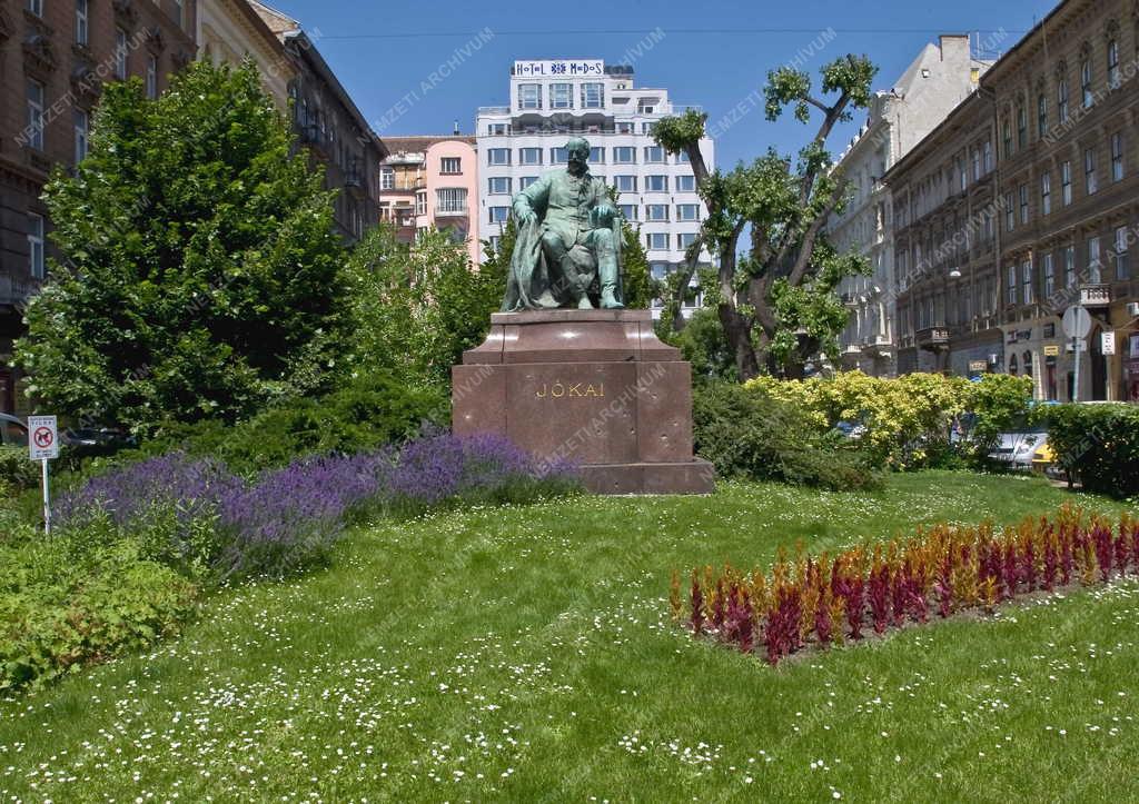 Jókai Mór író szobra