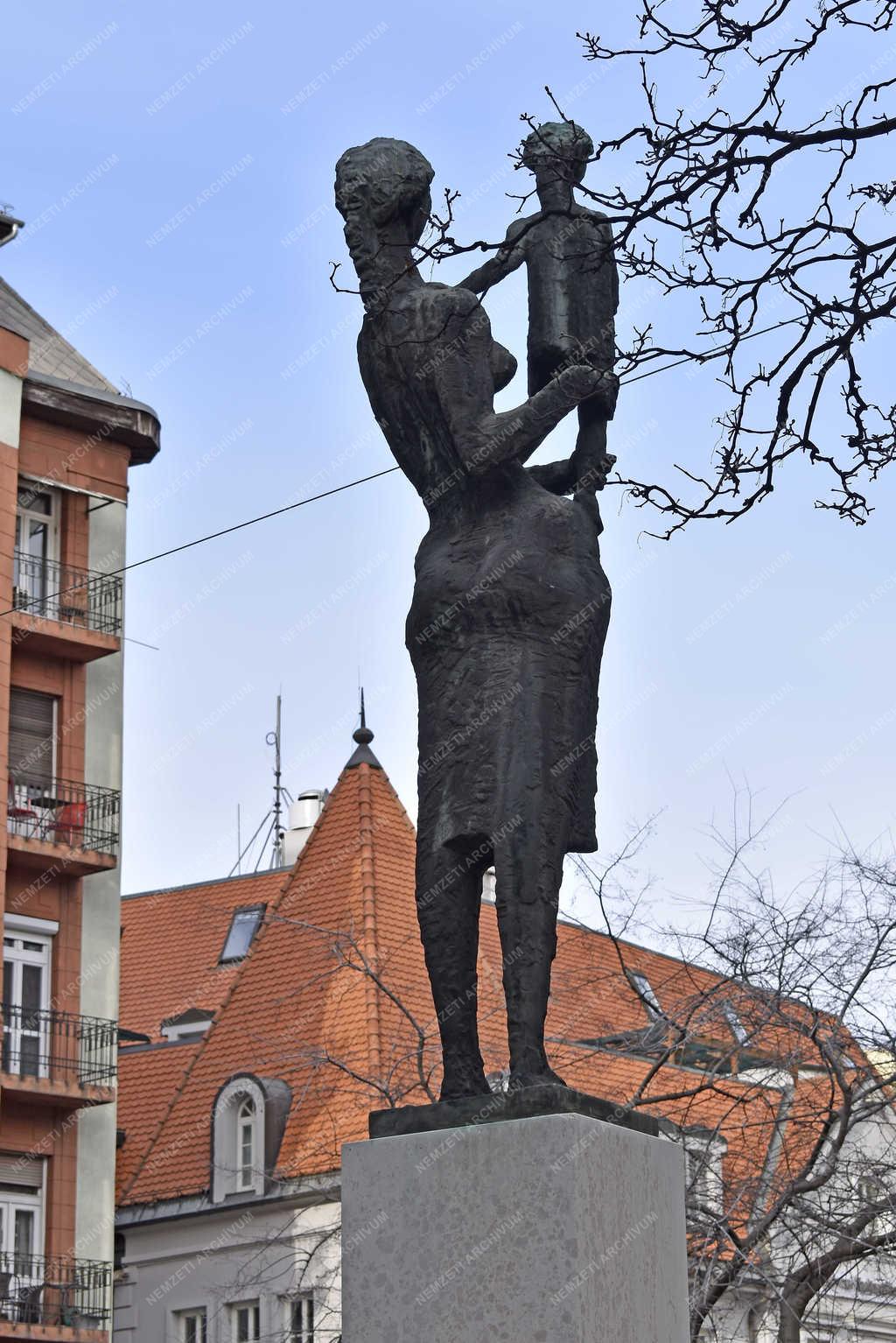 Köztéri szobor - Budapest - Anya gyermekével