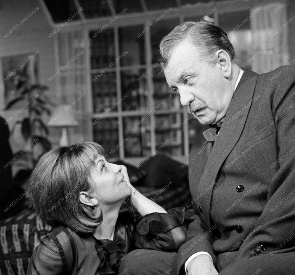 A Madách Kamara Színház december 30-án mutatja be Simon Neil: „Mezítláb a parkban” c. darabját. Rendező: Ádám Ottó