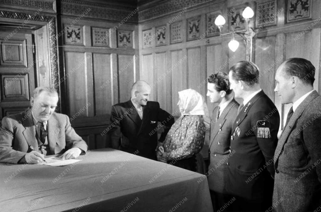 Belpolitika - Békekölcsön jegyzés az Országos Béketanács ülésén