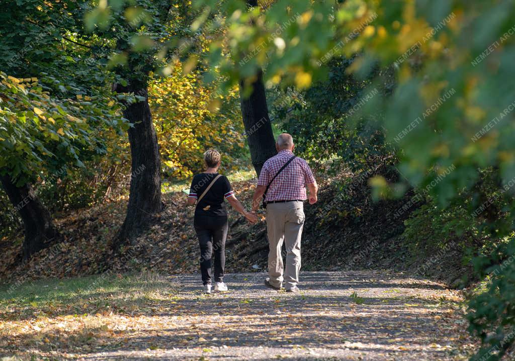 Életkép - Budapest - Kézenfogva