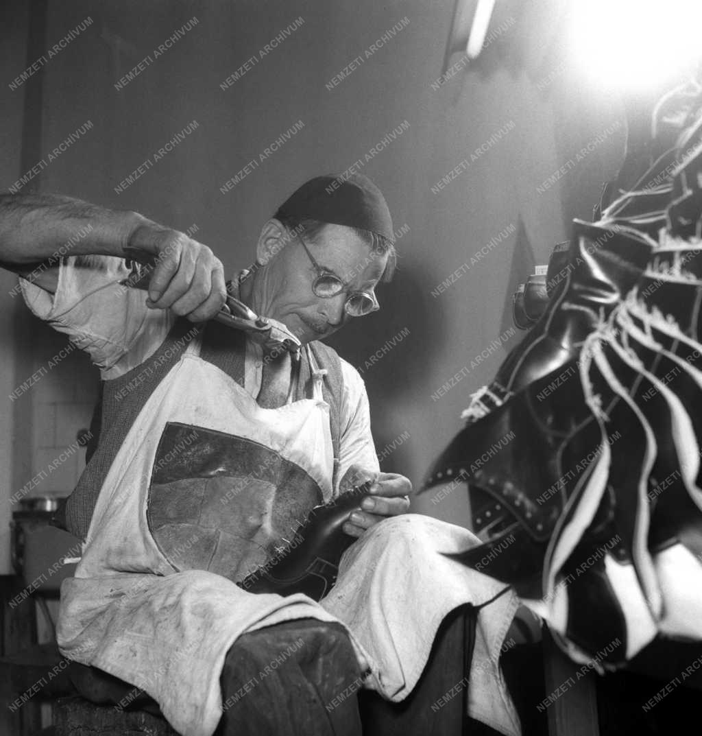 Ipar - Cipőgyártás a Lendület Kisipari Szövetkezetben