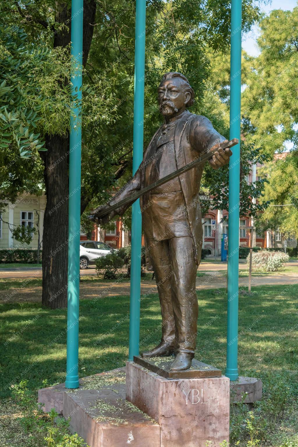 Műalkotás - Székesfehérvár - Ybl Miklós szobra