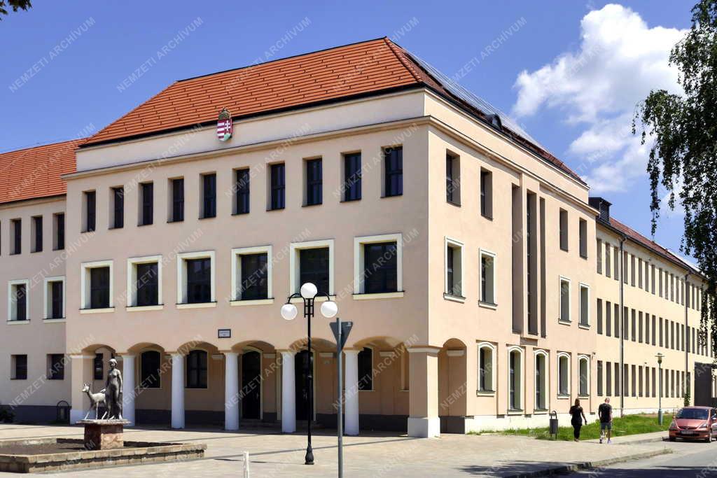 Városkép - Oroszlány - Megújult középület a városközpontban