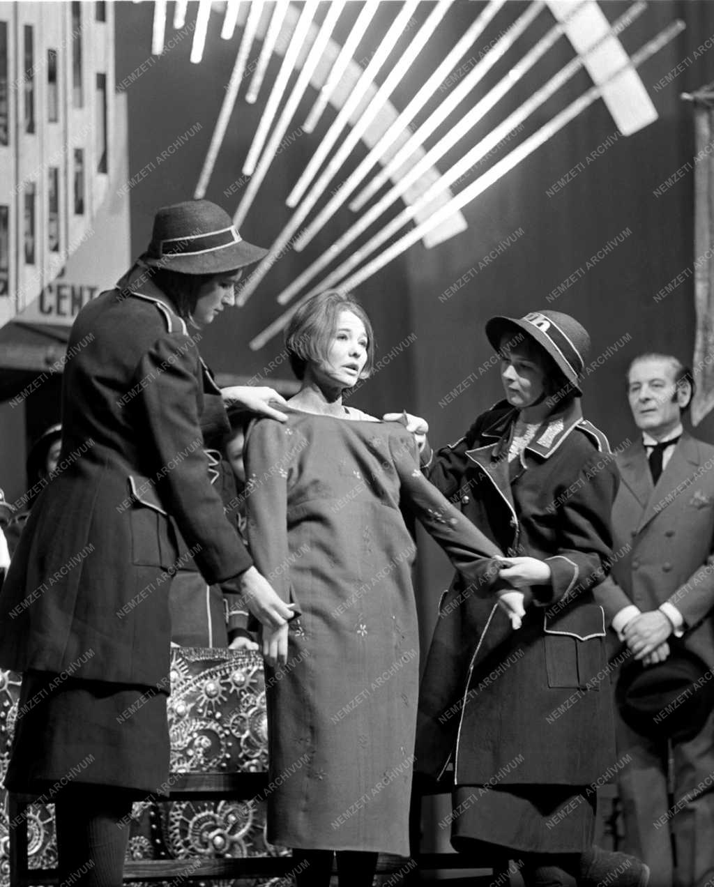 A Nemzeti Színház január 13-án bemutatja Bertolt Brecht: „A vágóhidak Szent Johannája” című legendáját. Rendező: Major Tamás. Szent Johanna: Törőcsik Mari