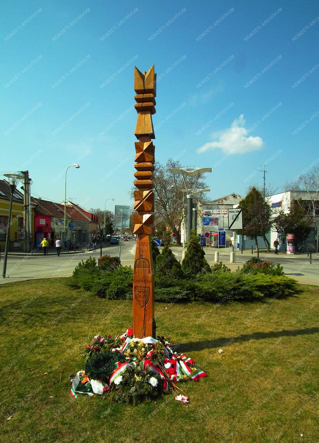 Városkép - Párkány - Kopjafa a Fő téren