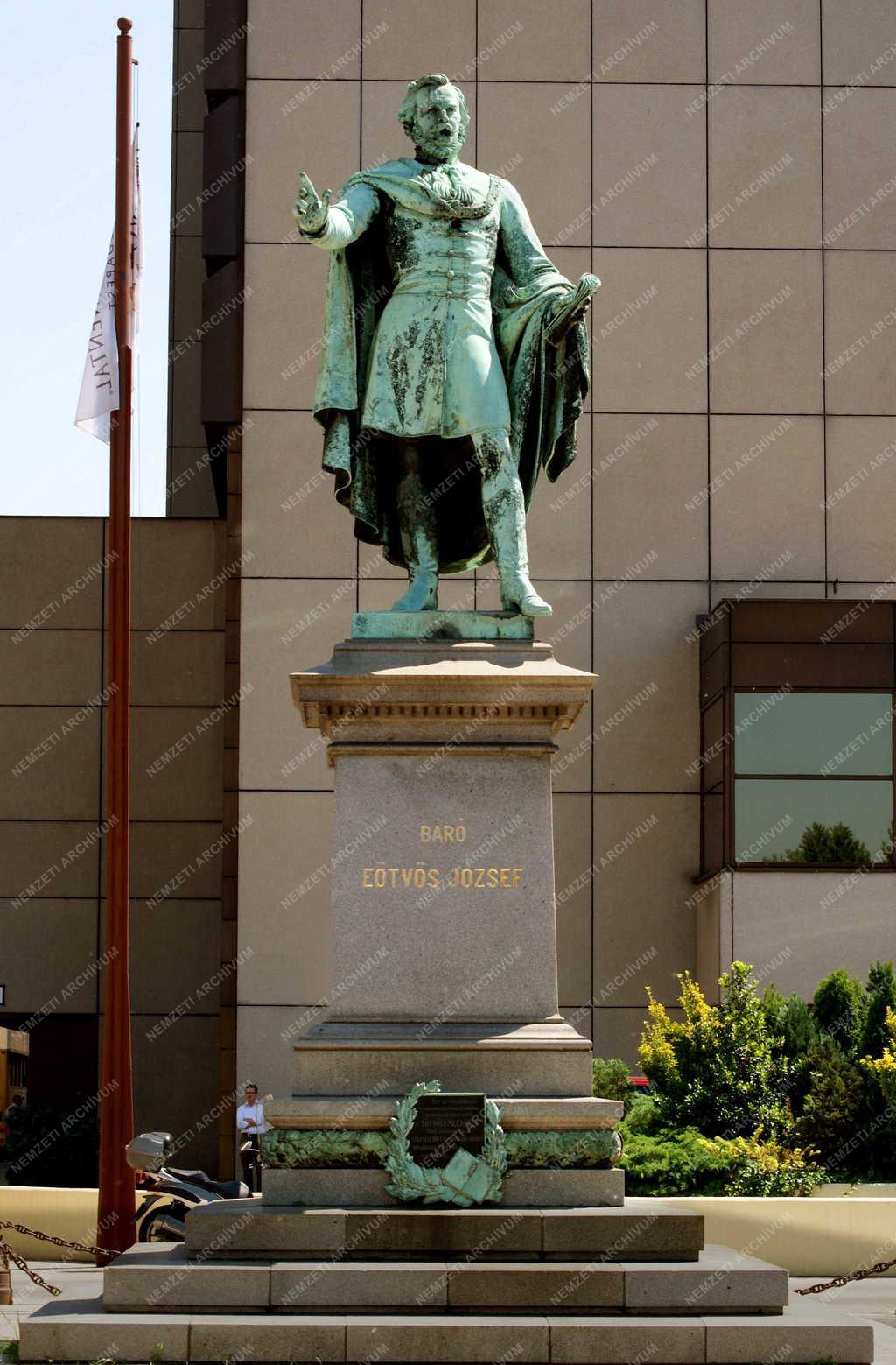 Budapest - Városkép - Köztéri szobor
