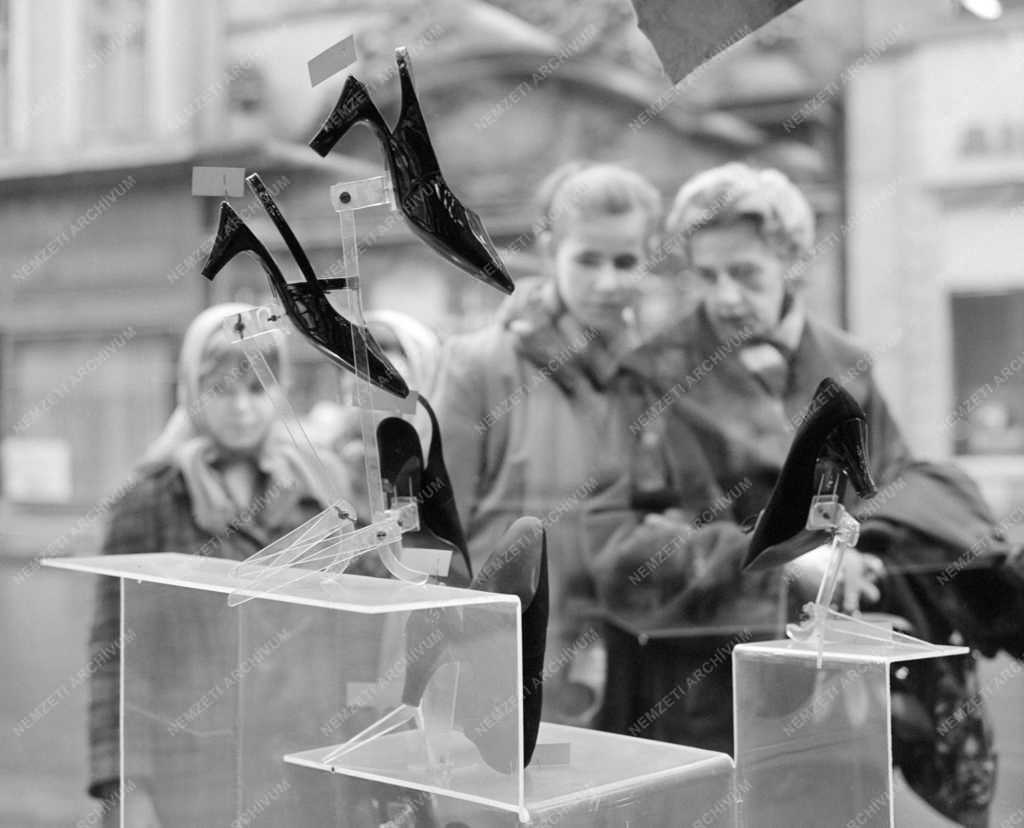Kereskedelem - A Kristóf téri cipőbolt kirakatánál