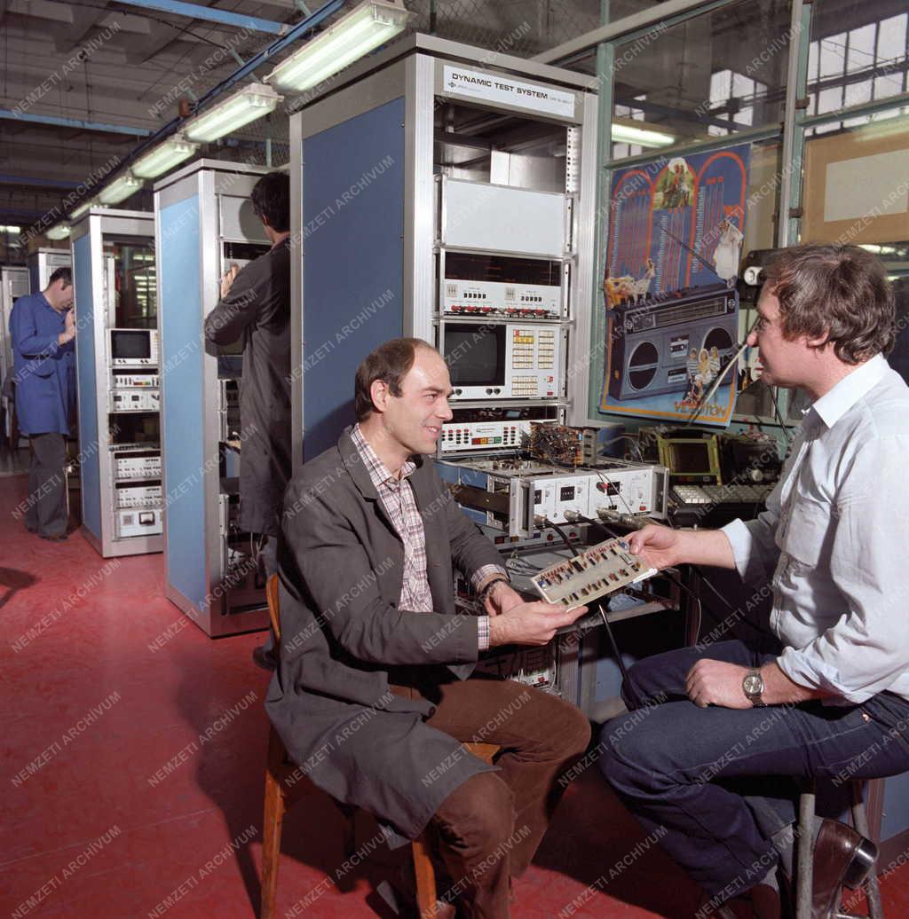 Ipar - Az Elektronikus Mérőműszerek Gyárában