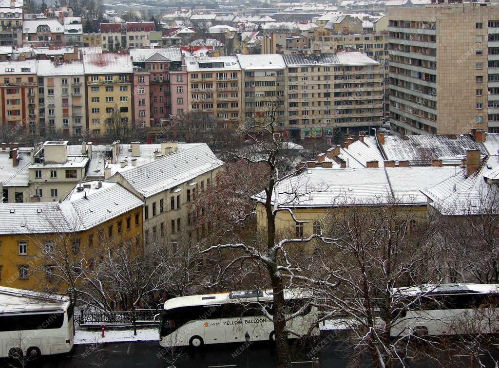 Idegenforgalom - Budapest - Turistabuszok a Budai Várnál