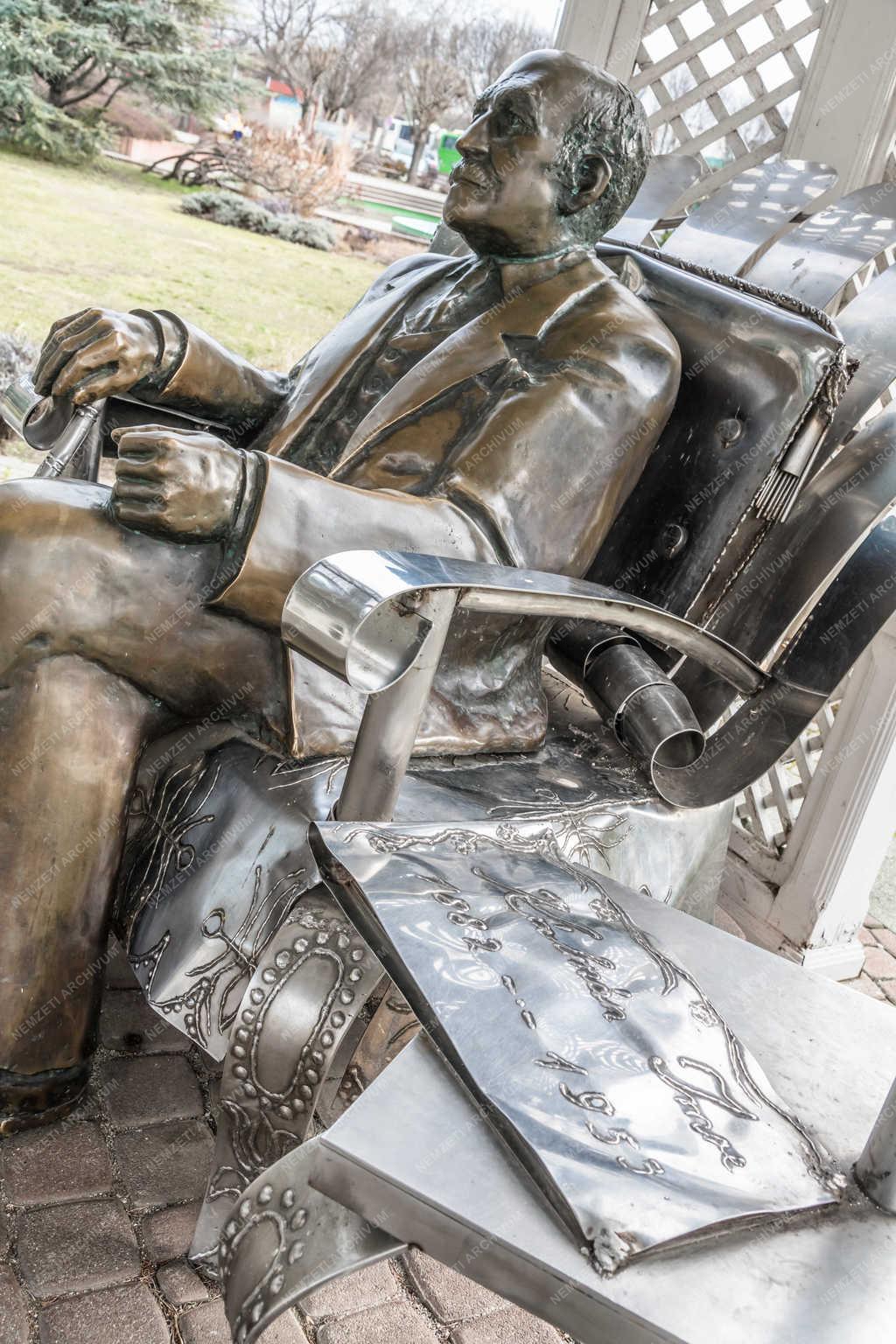 Műalkotás - Siófok - Kálmán Imre szobra