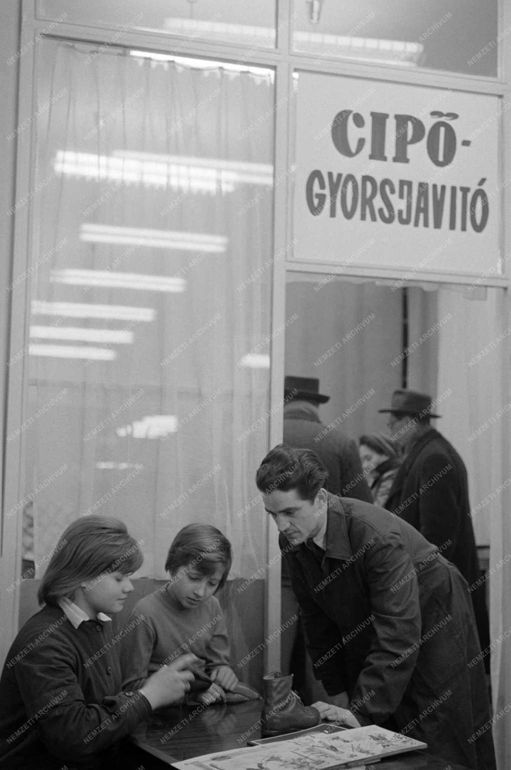 Szolgáltatás - Cipőjavítás az Úttörő Áruházban