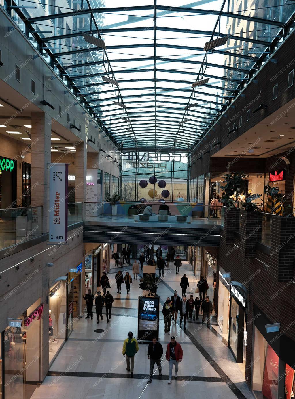 Kereskedelem - Budapest - Corvin Plaza 