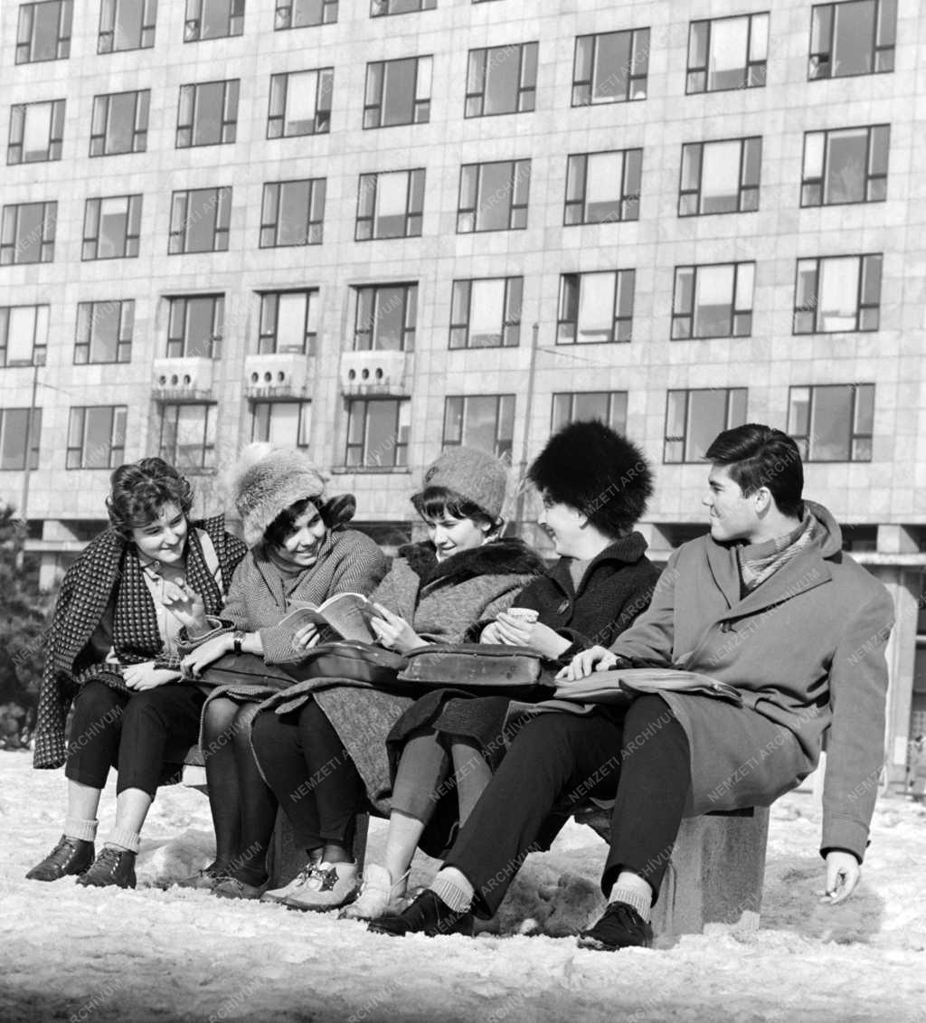 Városkép - Életkép - Egyetemisták a Belvárosban