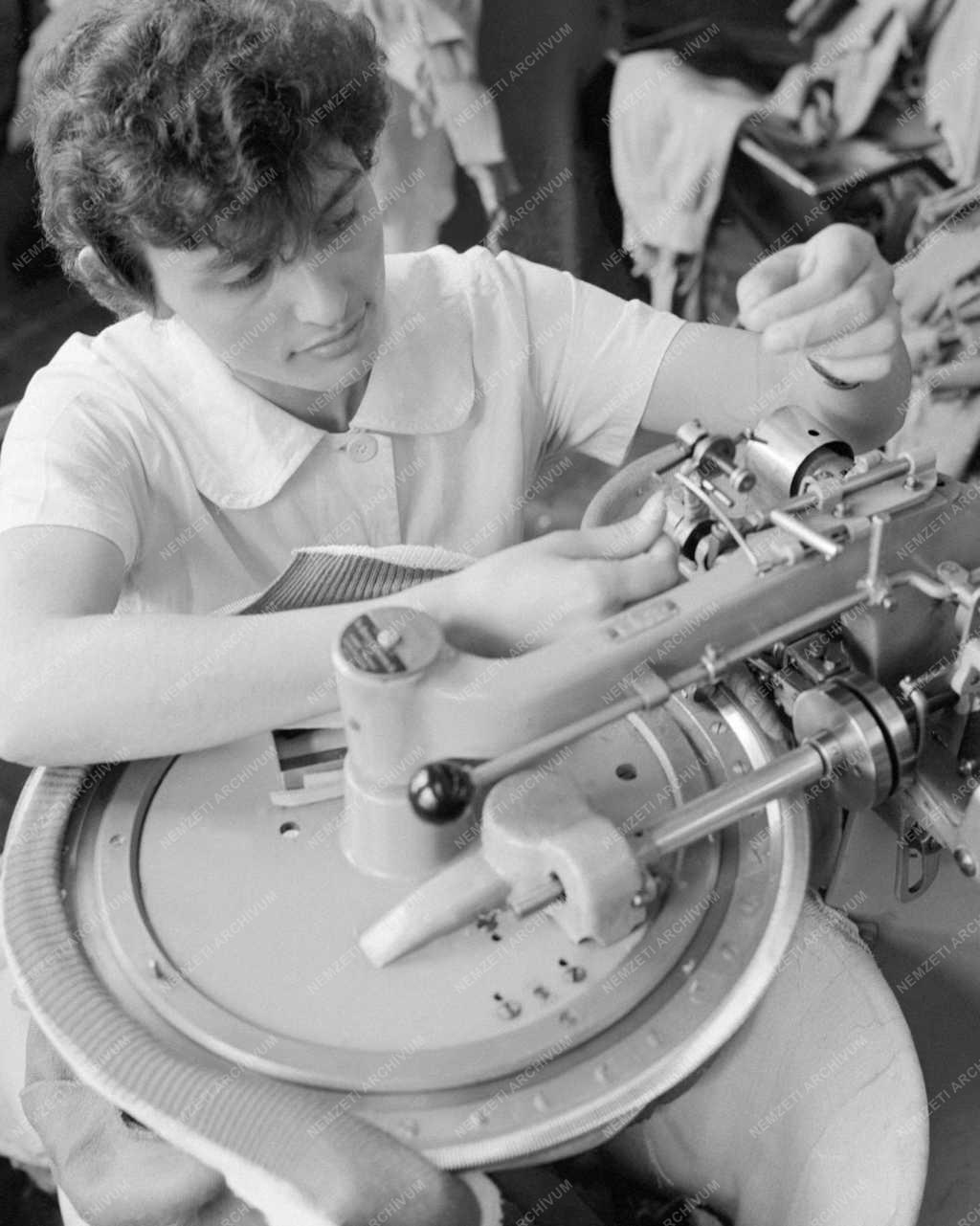 Ipar - Hódmezővásárhelyi Kötöttárugyár