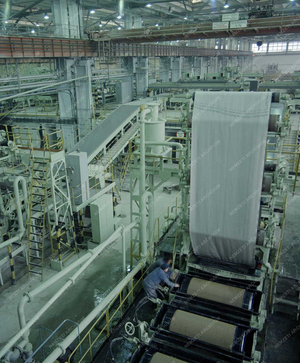 Ipar - Hullámpalagyártás - A hullámlemezgyártó gépsor szerelése