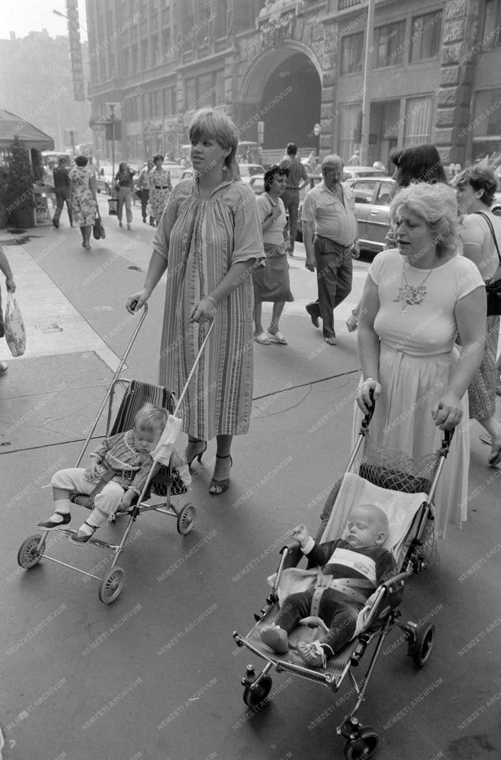 Életkép - Babakocsit toló anyák gyermekeikkel