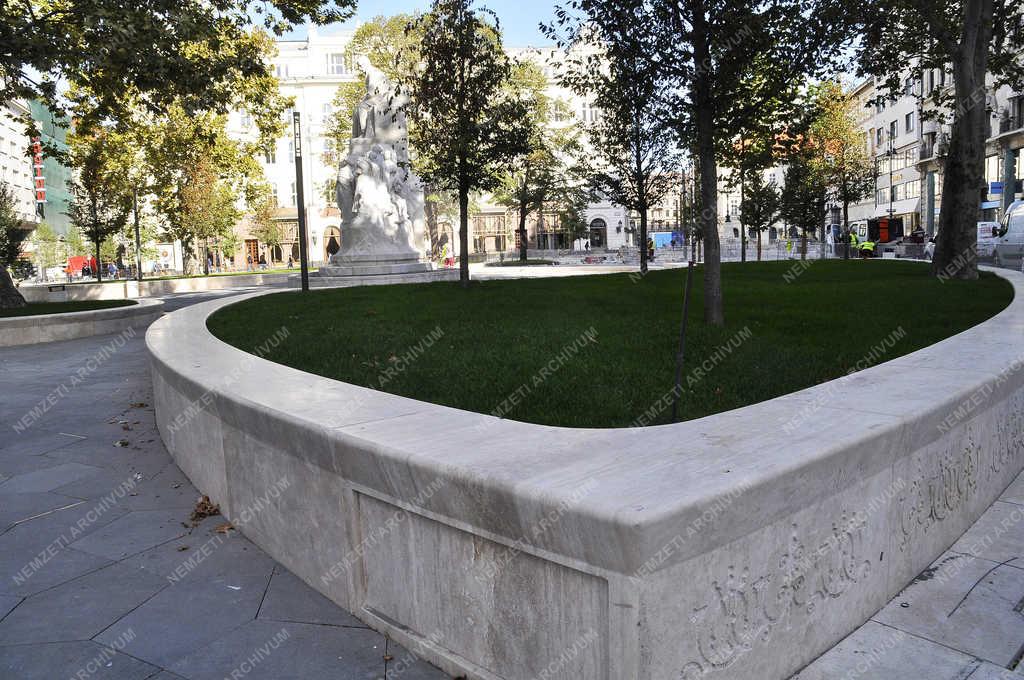 Városkép - Budapest - Megújult a Vörösmarty tér 