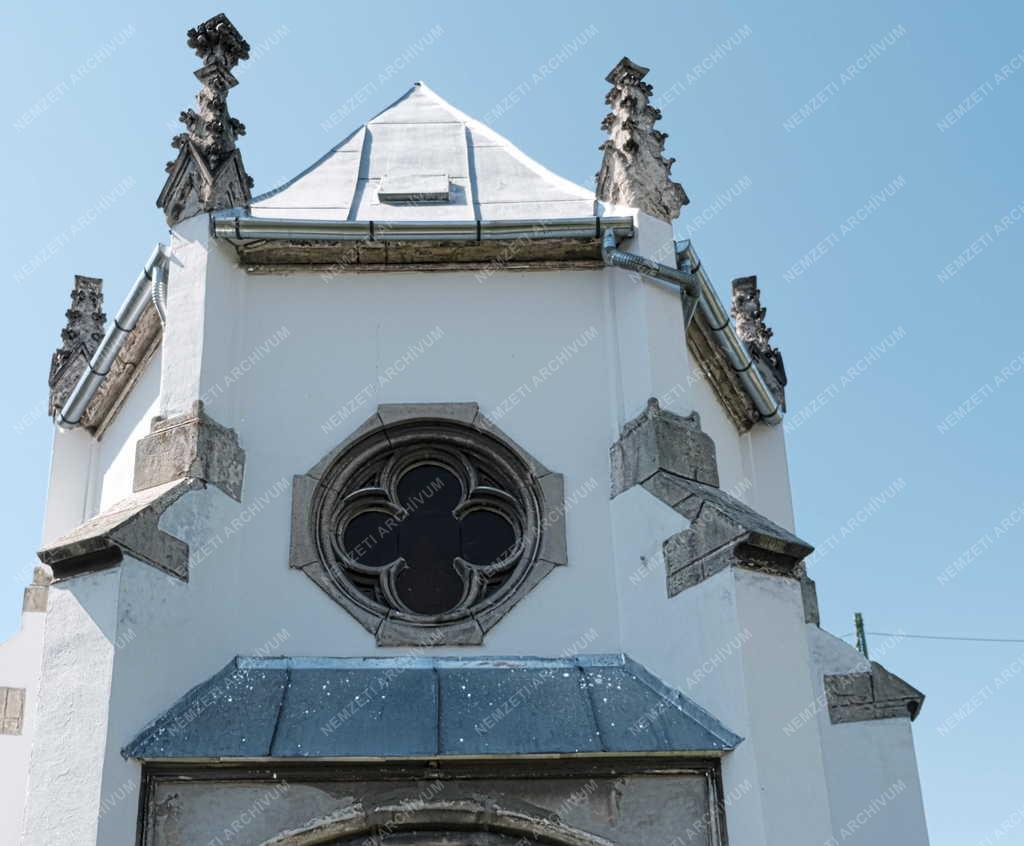 Temető - Luczenbacher-sírkápolna Szobon