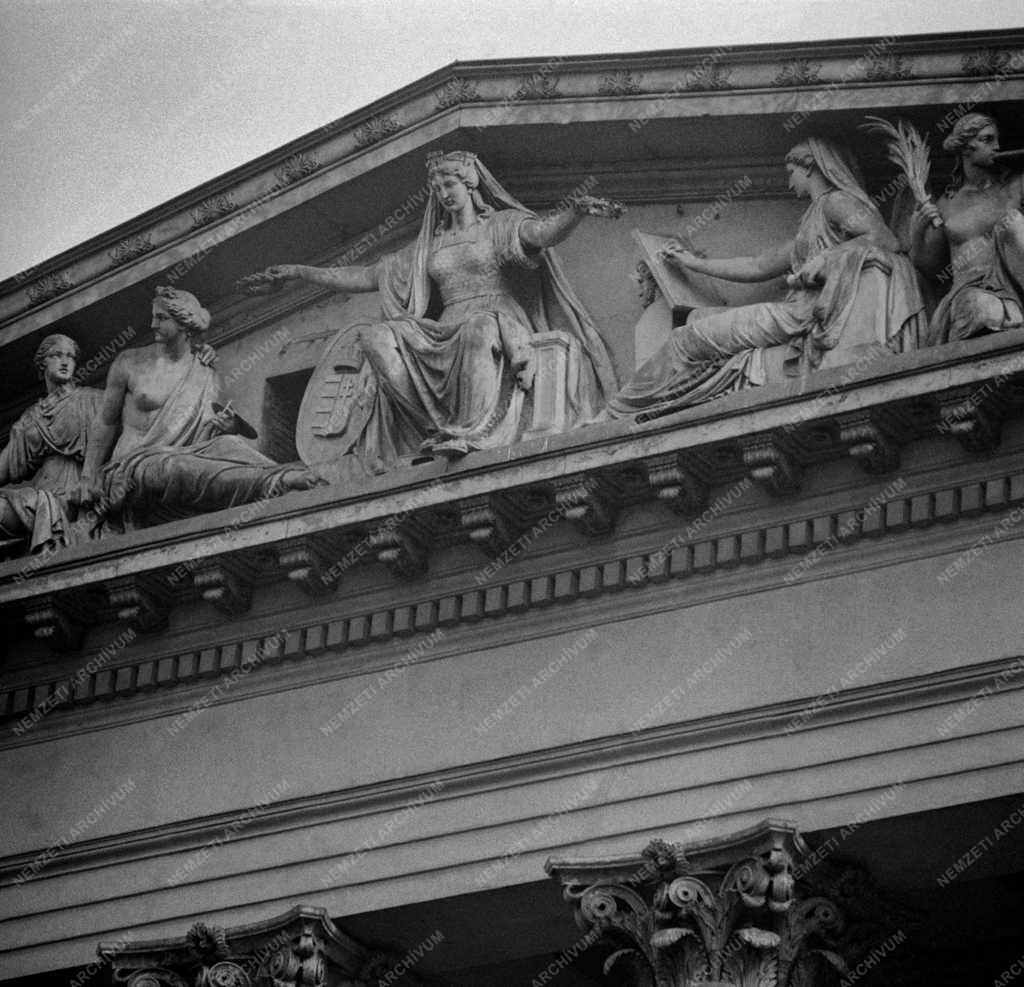 Városkép - Budapest - Épületszobor