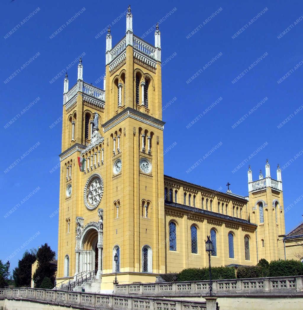 Egyházi épület - Fót - Ybl-tervezte katolikus templom 