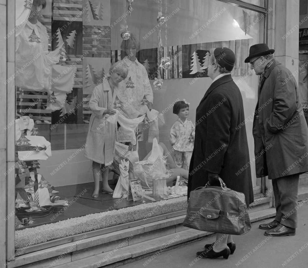 Városkép-életkép - Az Úttörő Áruház kirakata