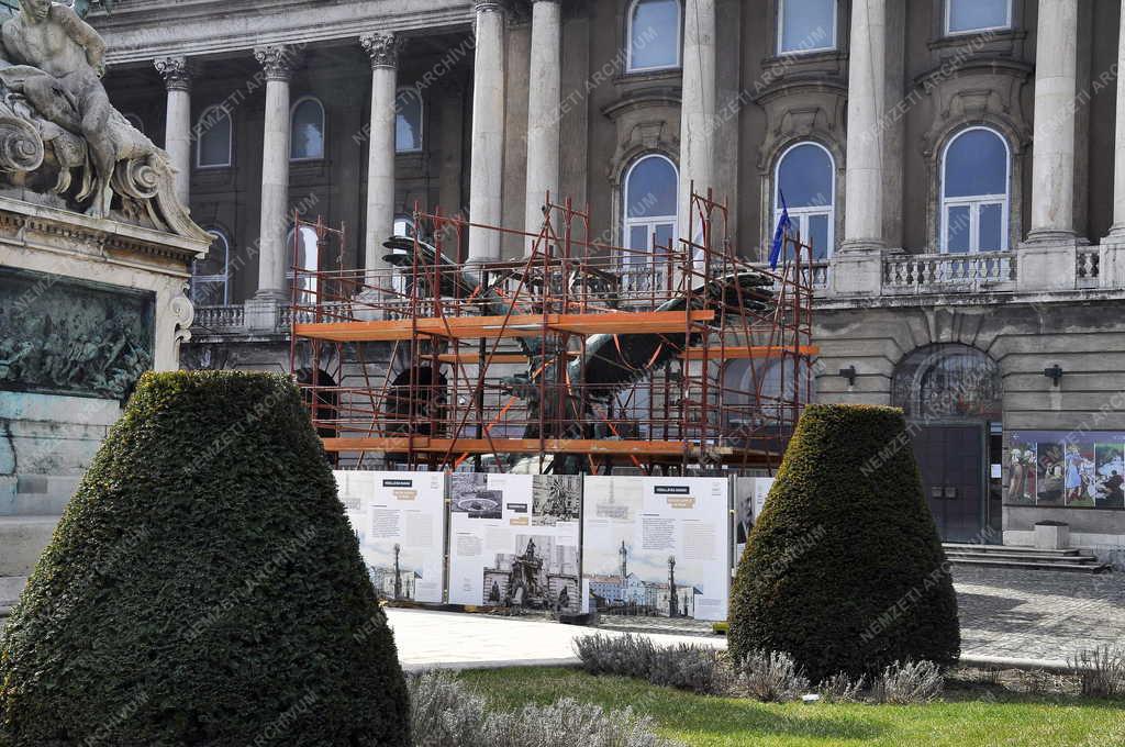 Műemlék - Restaurálják a Budavári Turul-szobrot