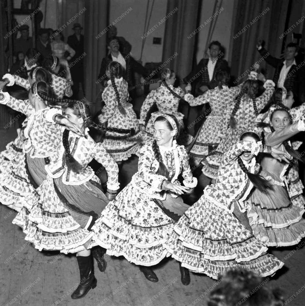 Az Állami Népi Együttes előadása