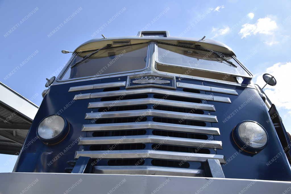 Közlekedés - Budapest - Ikarus 60-as nosztalgiabusz a fővárosban