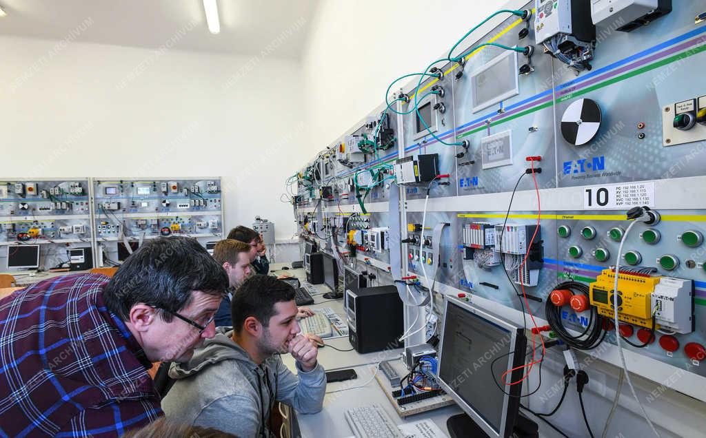 Felsőoktatás - Debrecen - Irányítástechnikai labor az egyetemen
