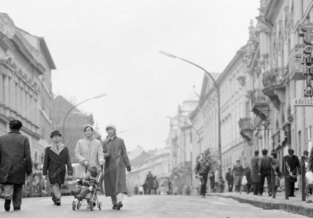 Városkép-életkép - Sétálók Kaposváron