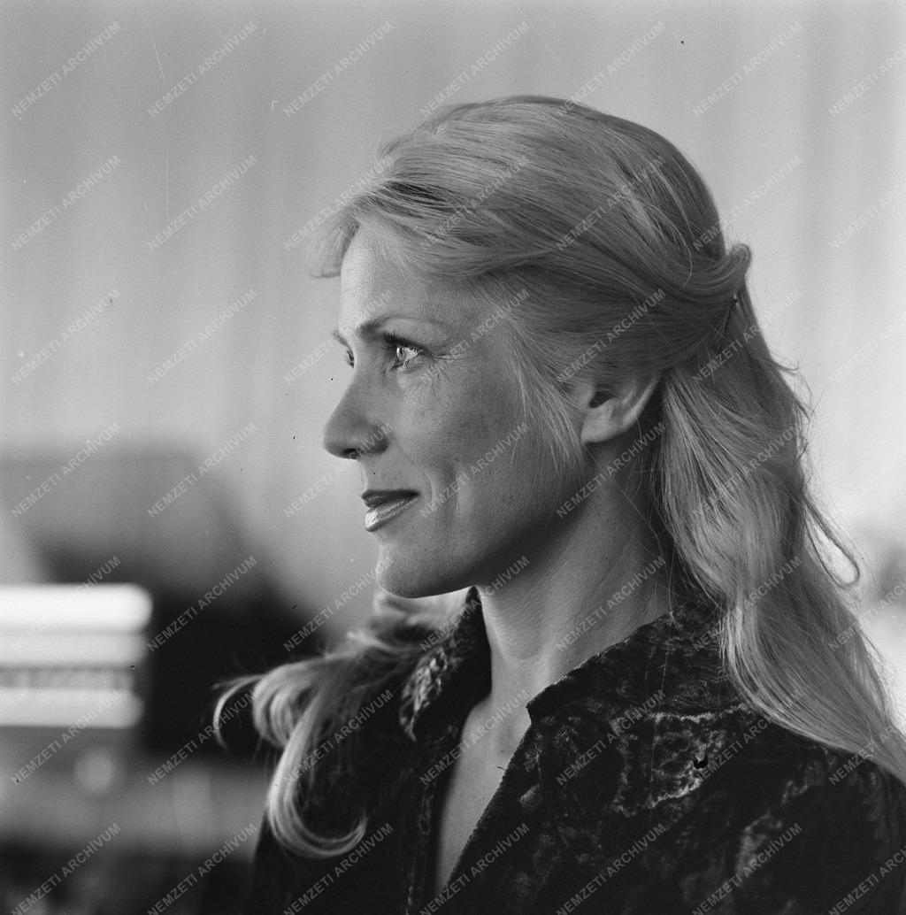 Kultúra - Költészet - Adamis Anna