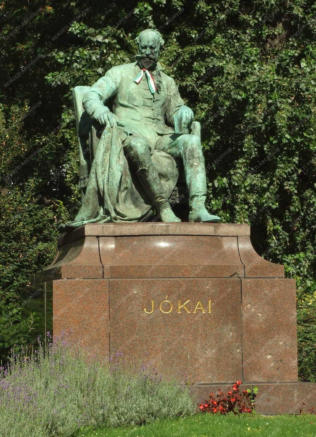 Jókai Mór író szobra