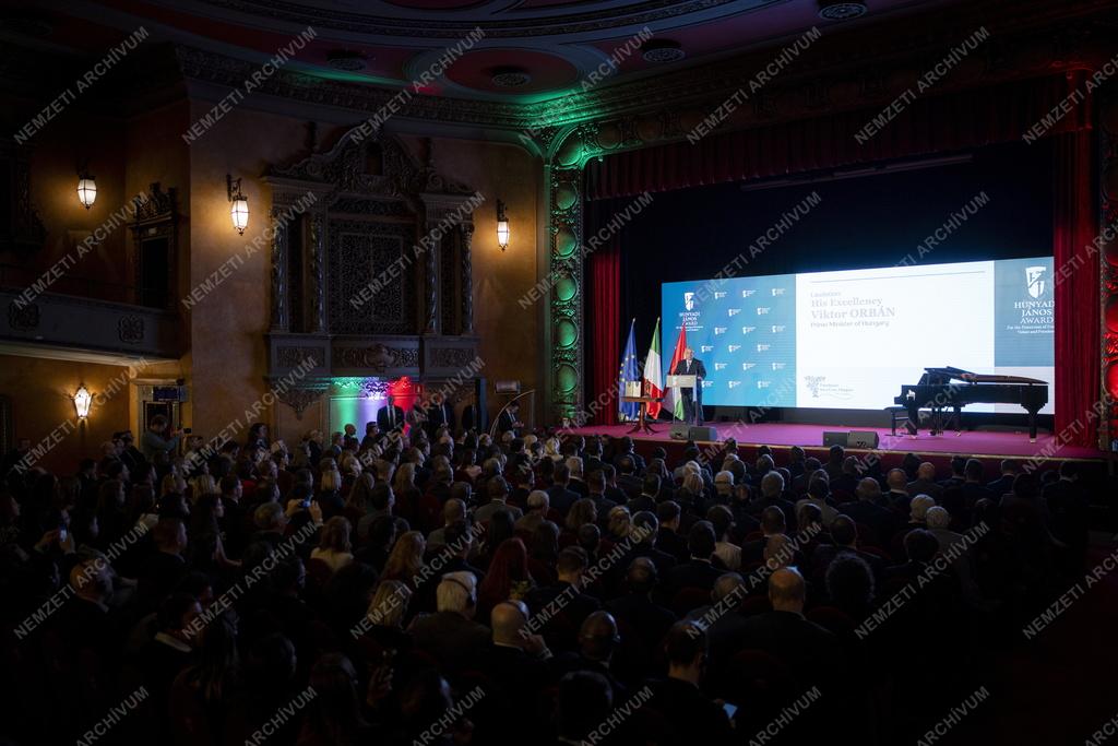 Orbán Viktor átadta Matteo Salvininek a Hunyadi János-díjat 
