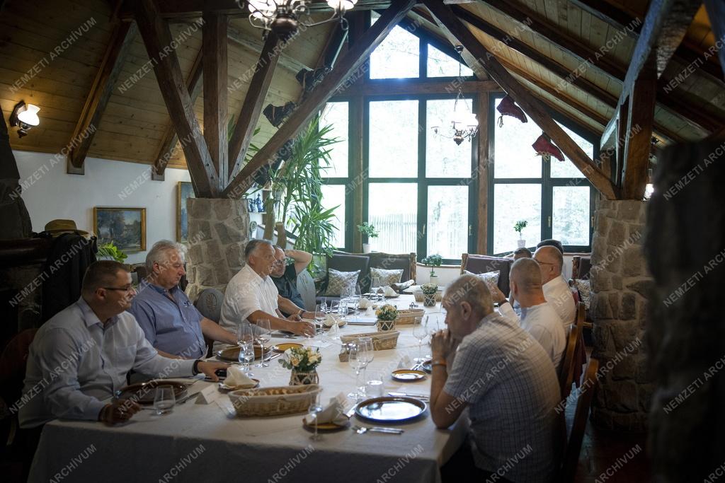 Orbán Viktor a határon túli magyar szervezetek vezetőivel tárgyalt