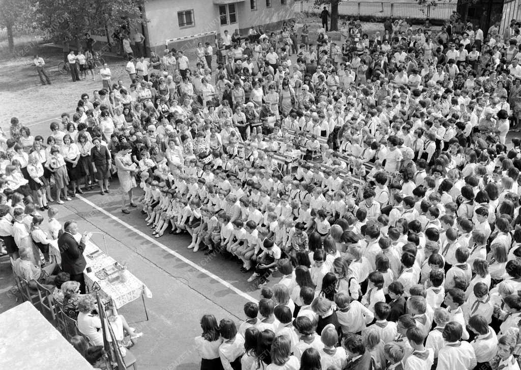 Oktatás – Megkezdődött az 1975-76-os tanév